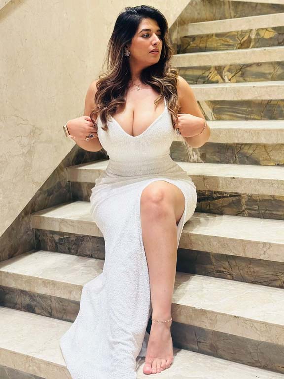 Noida aged housewife Call Girl